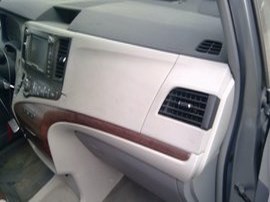2011 TOYOTA SIENNA SILVER XLE 3.5 AT 2WD.  Z24871